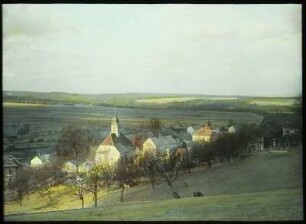 Langenhennersdorf : Langenhennersdorf. Ortskern (Mitteldorf) mit evangelischer Pfarrkirche und alter Schule. Blick nach Westen zum Gottleubatal