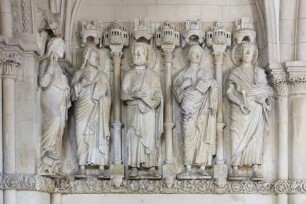 Neun Figuren von Aposteln (und Propheten?) und eine Figur Johannes des Täufers