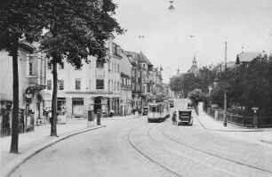 Dresden-Weißer Hirsch. Bautzner Landstraße mit Straßenbahn (Linie 11). Blick mit der Einmündung Rißweg nach Nordwest