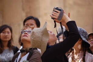 Luxor - Menschen im Säulensaal von Karnak : Touristen im Säulensaal des Amun-Tempels von Karnak bei Luxor, aufgenommen 2006
