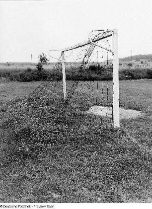 Hochkirch-Wuischke. Fußballtor auf einem Sportplatz. Schrägansicht von hinten