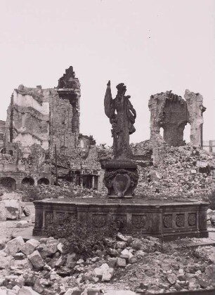 Friedensbrunnen : Dresden, Jüdenhof, Blick vom Friedensbrunnen, auch Türkenbrunnen, zur Ruine der Frauenkirche