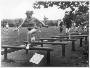 Münster. Sportpark. Mädchen beim Hürdenlaufen