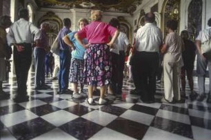 Touristen in der Ausstellung des Neuen Palais in Potsdam