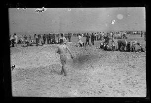 [Ostende oder Zeebrugge (beide Belgien)]: viele Matrosen "am Strand" beim Ankleiden (Distanzaufnahme)