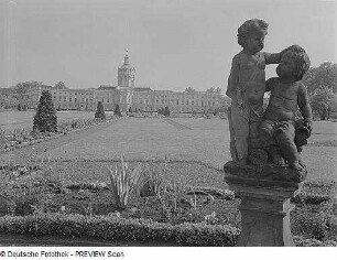 Berlin-Charlottenburg. Orangeriegarten mit Puttengruppe, Blick zum Schloß