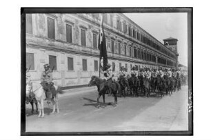 Militärparade : Bangkok?. Einheit der siamesischen Kavallerie, wohl während einer Militärparade, 1908/1913