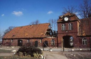 Gut Tangstedt: Torhaus: Hofseite: Durchfahrt, in Giebel Uhr: bei Nordflügel Dach eingestürzt: davor Bauzaun, Weg