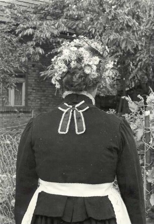 """Halbdeutsche"" Schleifer Tracht aus Rohne, Brautjungfer" : Kleidung - Schleifer Tracht. Ort: Rowno / Rohne. "Halbdeutsche" Schleifer Tracht aus Rohne. Brautjungfer (družka) zur Trauung.