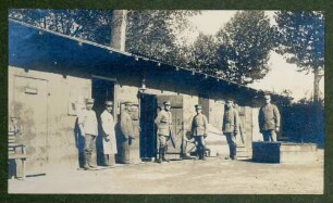 Foto von Soldaten vor der Küche