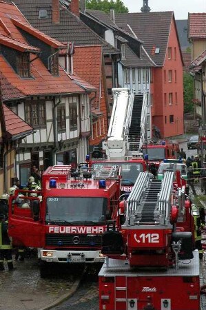 Quedlinburg - Feuerwehreinsatz : Feuerwehreinsatz bei einem Wohnhausbrand in der Straße "Neuendorf" in Quedlinburg, aufgenommen 2004