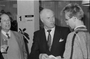 Neujahrsempfang: Kreissparkasse Stormarn, Zweigstelle: Am Markt: Schalterhalle: Bürgermeister Frank Pries im Gespräch mit Gästen, 01.01.1990