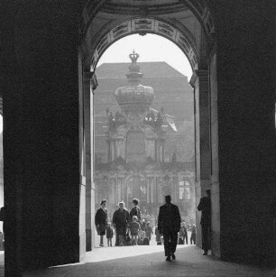 Dresden-Altstadt. Sempergalerie (1847-1855, G. Semper). Durchgang