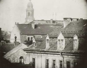 Dächer mit Turm der Kreuzkirche in Dresden (Ausschnitt, Tele-Aufnahme)