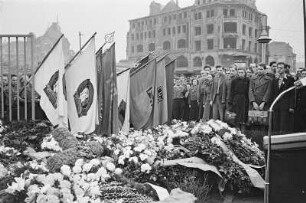 Kranzniederlegung für die Opfer des anglo-amerikanischen Luftangriffes auf Dresden am 13.-14. Februar 1945