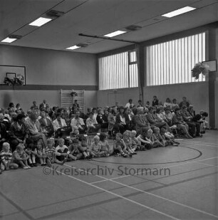 Bünningstedt: Sporteinrichtungen: Steenhoop: Grund- und Hauptschule Bünningstedt: Turnhalle: Einweihung: auf Stühlen Gäste: davor sitzende Schulkinder