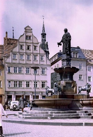 Freiberg. Brunnendenkmal mit dem Standbild des Stadtgründers, Otto dem Reichen, und südwestlicher Teil des Obermarktes mit Petrikirche im Hintergrund