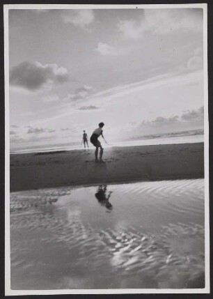 Zwei Personen am Strand