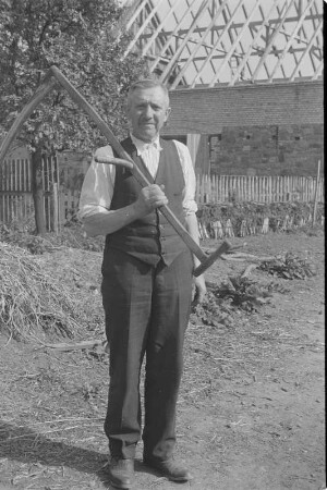 Landwirt mit Sense. : Ratar z kosu.