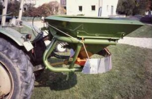 Fotografie: Gartenbautechnik-Freiland, Düngung, Schleuderstreuer