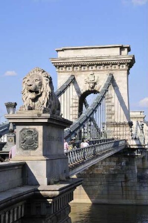 Budapest - Löwenkopf an der Kettenbrücke : Ein steinerner Löwenkopf schmückt die Kettenbrücke. Aufgenommen in der City von Budapest am 13. Juni 2011