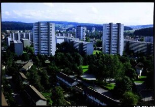 Bern, Bethlehem: Bebauung, Hochhäuser und Reihenhäuser mit Garten, von Wohnung Theile