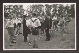 Sportfest am Jahnsportplatz / Bürgermeister begrüsst die Fußballspieler. Detmold. Lagesche Str. Papierabzug