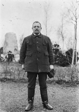 Max Stecher (1869-1940; Lederfabrikant), wohl in einer Parkanlage stehend