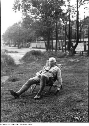 Karl Quarck in einem Liegestuhl ruhend