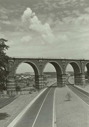 Chemnitz, Reichsautobahn kreuzt Eisenbahnviadukt Richtung Leipzig