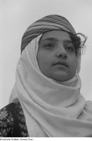Porträt einer Sängerin einer arabischen Volkskunstgruppe