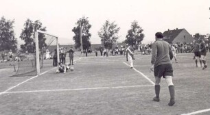 Sportfest "Das grosse Spiel" am 13.07.1957. Fussballspiel. Detmold. Lagesche Str. Papierabzug