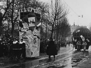 Szene aus dem Dokumentarfilm "Der große Karnevals-Umzug" mit einer Persiflage auf die Jahresschau 1927 und das Kugelhaus