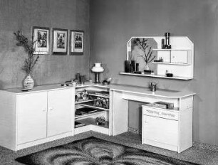 Schlafzimmer : Leipzig. Leipziger Herbstmesse, 1986. Schlafzimmer. Holz, folienbeschichtet in Bergahornoptik (1986; VEB Möbelwerk Eilenburg). Ecklösung mit Frisierkommode