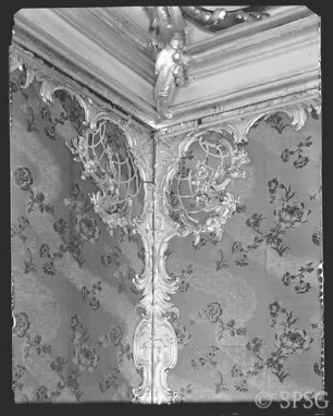 Potsdam, Neues Palais, Wohnung Friedrich II., Arbeitszimmer, R. 210, Ornament in der oberen Tapetenecke, Südwestecke.