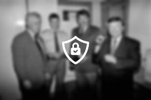 Polizeistation Bargteheide: Besuch des Staatssekretärs im Landesministerium für Inneres [Name maskiert] und des SPD-Landtagsabgeordneten Friedrich-Carl Wodarz: Vorführung von Polizeitaschenlampen durch Polizeimeister [Name maskiert] im Beisein von Stationsleiter [Name maskiert] 6. [Name maskiert]