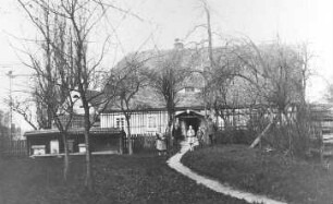 Hähnichen-Quolsdorf. Ehem. Wassermühle am Schöps beim Rittergut (Mühlenteil rechts, Wohnräume links), vor 1945, Repro