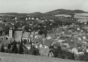 Schmalkalden, Stadtansicht : Schmalkalden. Westliche Altstadt mit Stadtkirche St. Georg. Blick vom Grasberg nach Norden zum Thüringer Wald mit Großen Gieselsberg