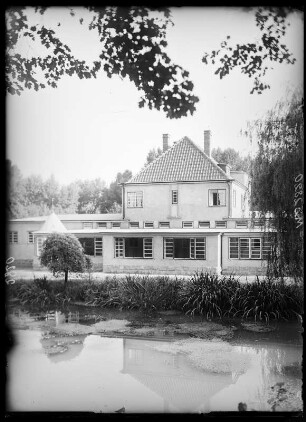 Heilbad Heiligenstadt. Kurpark. Kneippbad mit Schwanenteich