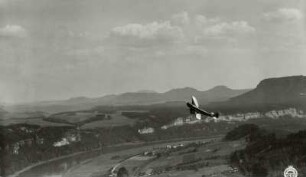 Elbtal bei Rathen, Blick von der Bastei auf Sportflugzeug Klemm L-30 bei einem Reklameflug für Sturm-Zigarettenfabrik Arthur Dreßler