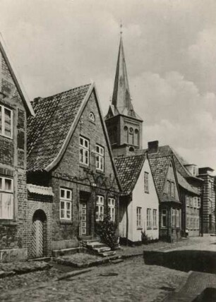 Plön. Straßenansicht mit Kirchturm