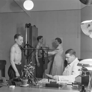 Lehrling von Borgward bei einer arbeitsmedizinischen Untersuchung