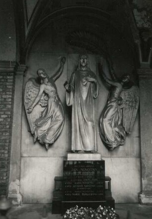 Wandgrabmal für Jan Novotný : Wandgrabmal für Jan Novotný. Stein (ab 1930; V. Antos). Prag-Vyšehrad, Friedhof Vyšehrad