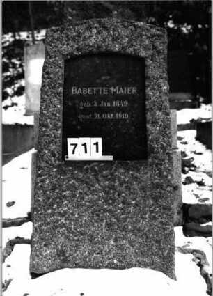 Grabstein 711 (Index: 100091195) Material: Granit(St-grobbehauen/Platte-poliert) Zustand: gut Maße HxBxT: 127x63x27 cm Beschreibung: St. m. Segmentbogenabschl. , eingesetzte Platte m. Segmentbogenabschl, Grabeinfass.: Grabstein 711