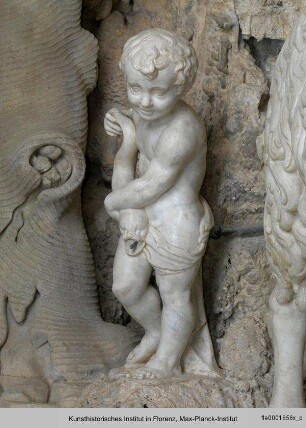 Stehender Putto mit Fisch (links) - Fontana della Grotta di Madama