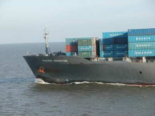 Cuxhaven - Containerschiff Peking Senator : Schiff in der Elbemündung vor Cuxhaven, aufgenommen am 24. November 2004