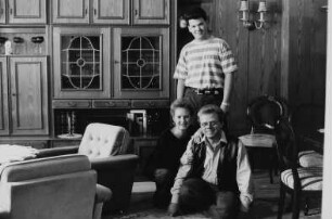 Familie V. (mitarbeitendes Familienmitglied, selbständiger Tischlermeister) mit ihrem Sohn (Bankkaufmannslehre) im Wohnzimmer