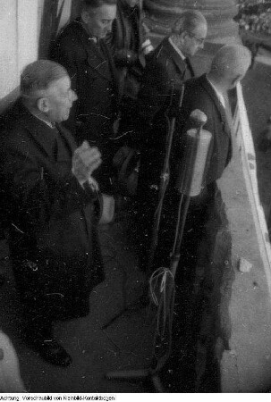 Dresde, Neustadt, Japanisches Palais, vom Balkon sprach Franz Dahlem (Emigrant), Kommunistische Partei Deutschlands (KPD) zu den Dresdnern aus Anlass des Gedenktages für die gefallenen Kämpfer gegen den Faschismus (vorn, 2. von rechts), September 1945