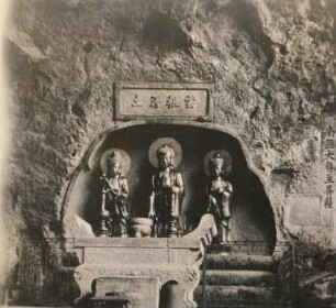 China. Felsentempel Tze Yün Tung, Höhle der "purpurfarbenen Wolke" (ausgebaut 1260-1275) bei Hangzhou. Inneres mit Altar der buddhistischen Dreieinigkeit