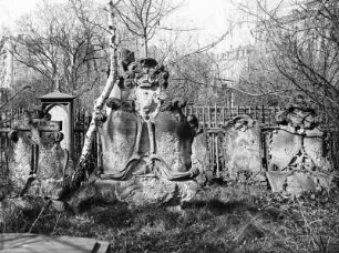 Dresden, Eliasfriedhof. Gruppe stehender Grabstein mit je 2 Kartuschen am Querweg